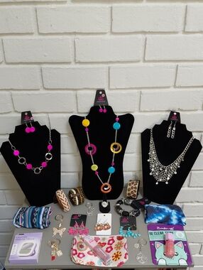 🎁 CLOSET DEAL!! BUNDLE 2+ GET 40% OFF AND PICK A THANK YOU GIFT!!  FUN! 😍